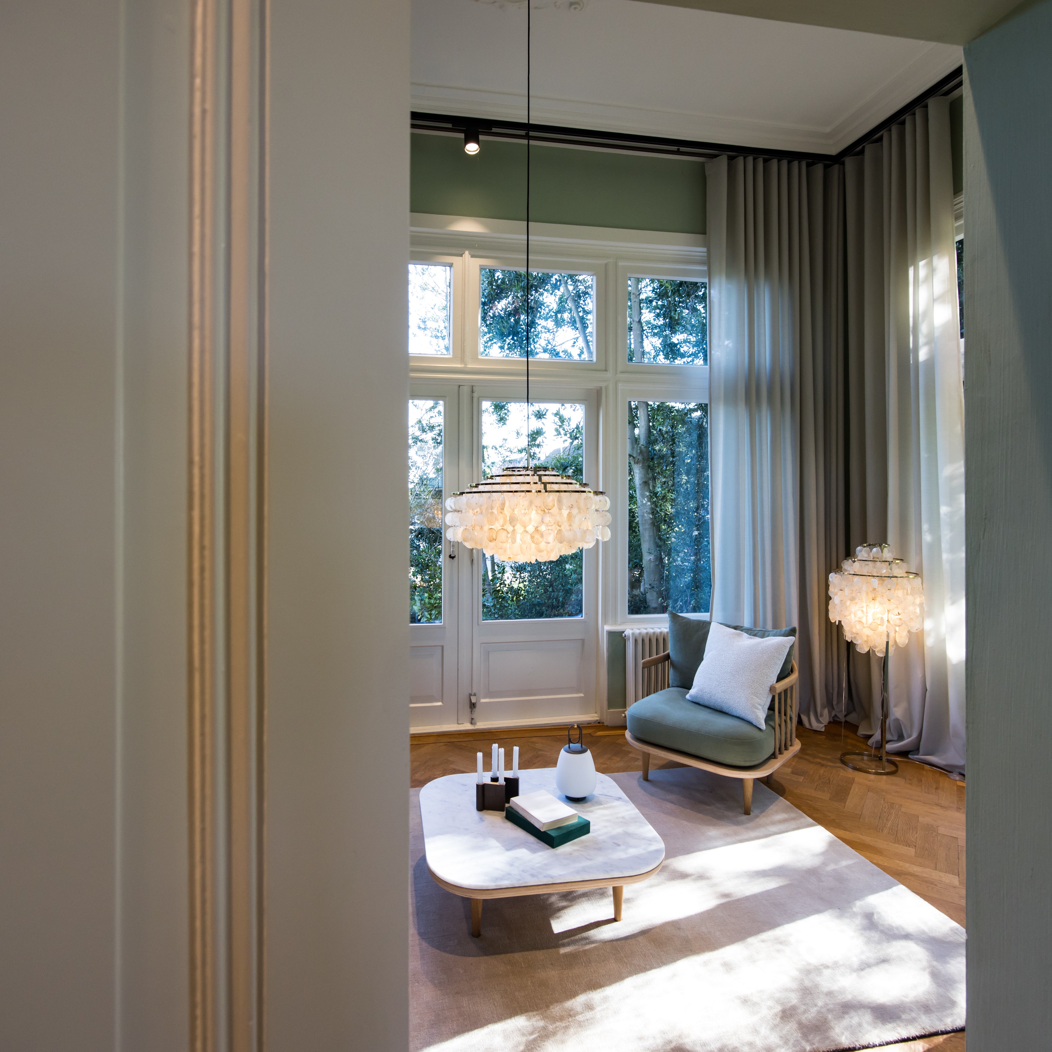 Luxe interieur met sierkussens en poefs