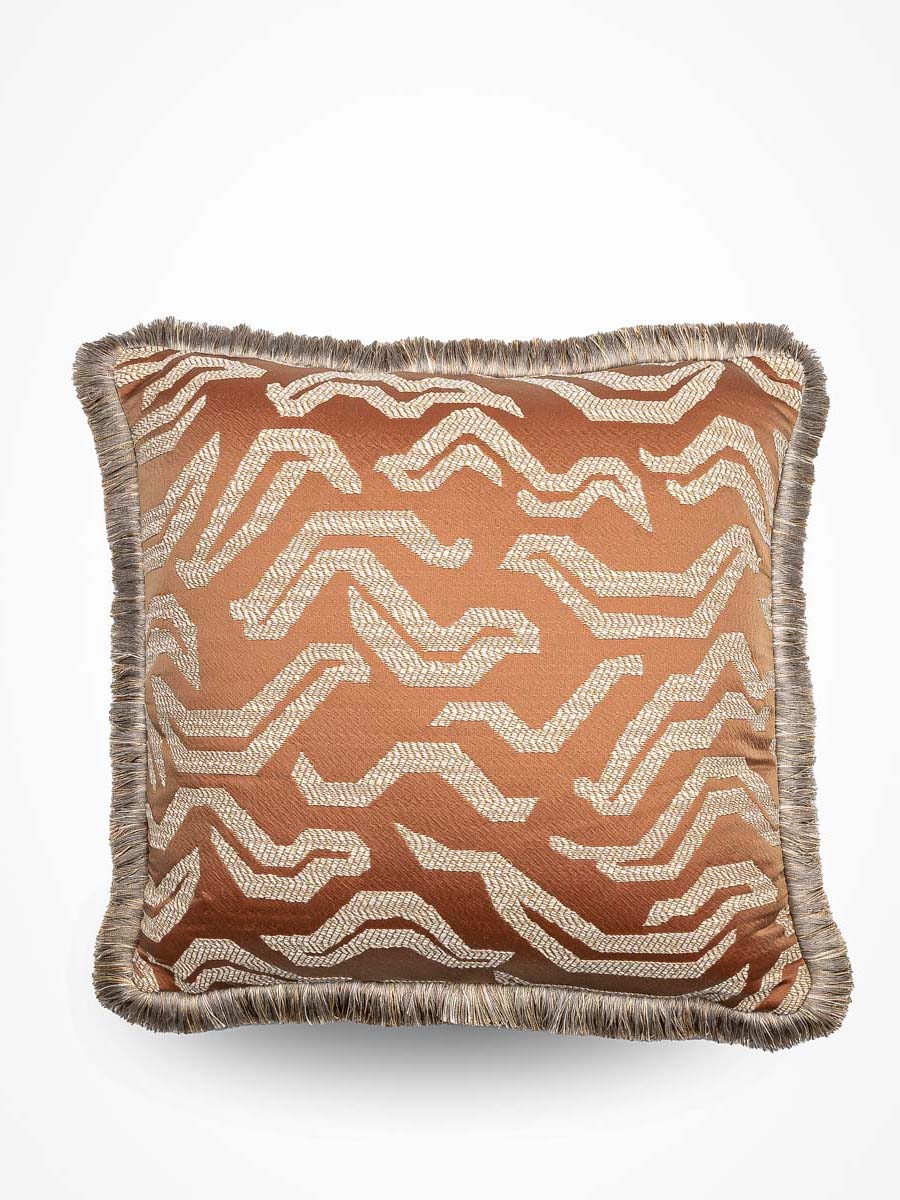 Pierre Frey sierkussen Tigris fringe - Peche - 45 x 45 cm